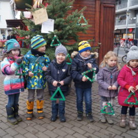 KiTA Kinder schmücken Weihnachtsbaum auf Refrather Winterdorf 2016
